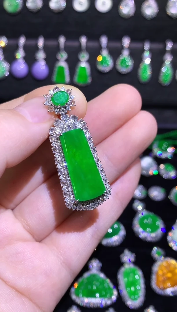 颈饰18K金镶嵌翡翠高冰满绿正阳绿无事牌