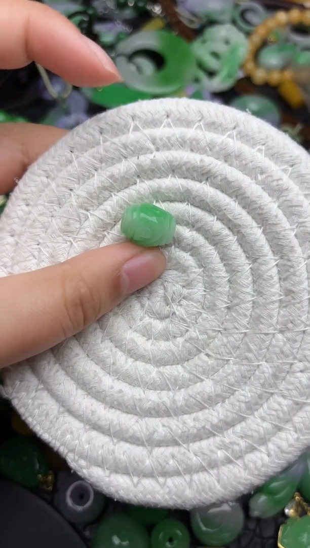 颈饰未镶嵌翡翠缅甸翡翠吊坠