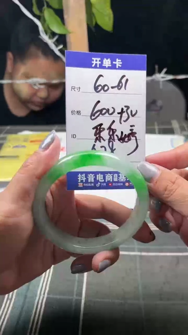 无非金属缅区原矿手镯手工艺现场