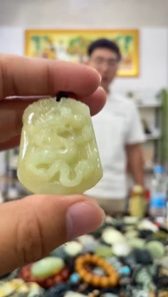 未镶嵌岫玉吊坠