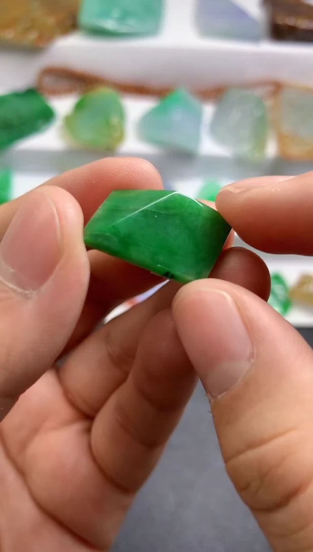 颈饰未镶嵌翡翠