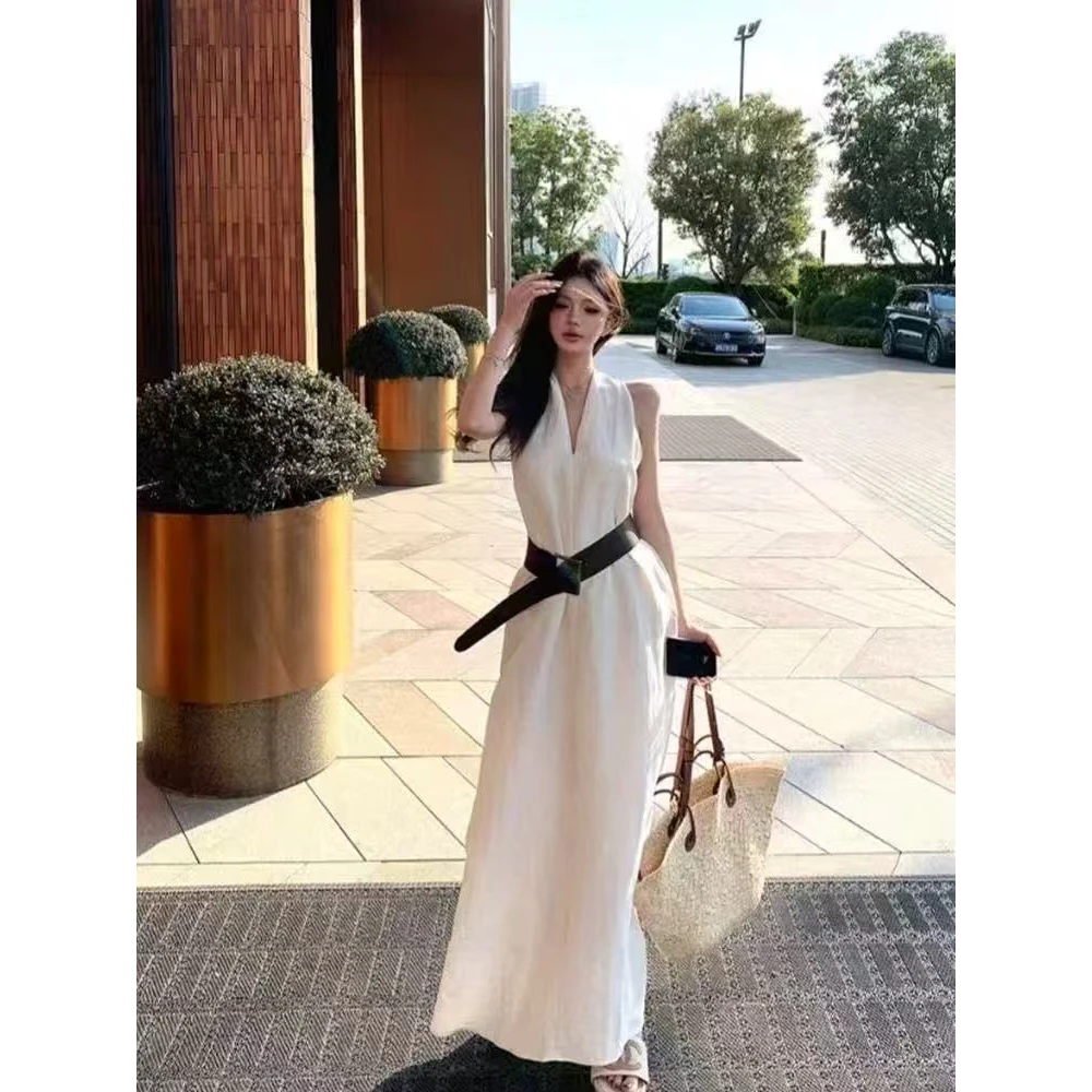 法式显瘦穿搭挂脖连衣裙性感夏季收腰无袖V领裙子爆款韩系ins衣服