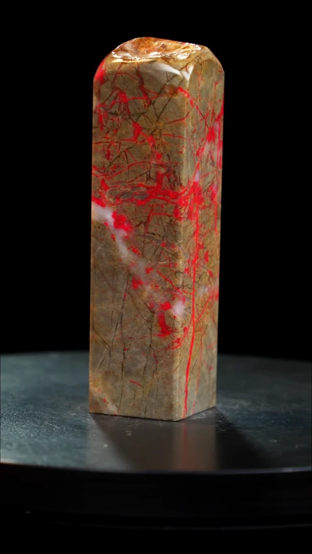 鸡血石牛角鸡血石