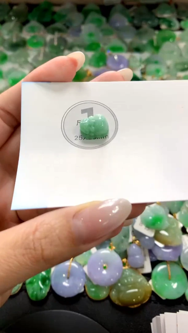 翡翠未镶嵌颈饰偷***嗎1