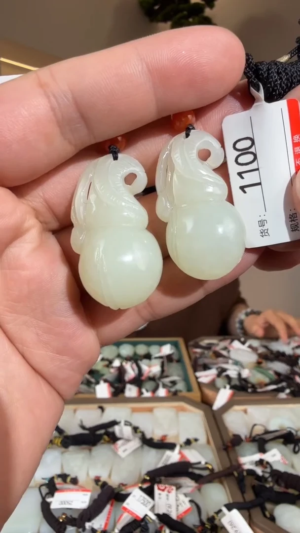 颈饰未镶嵌和田玉多样性发货发其中一件