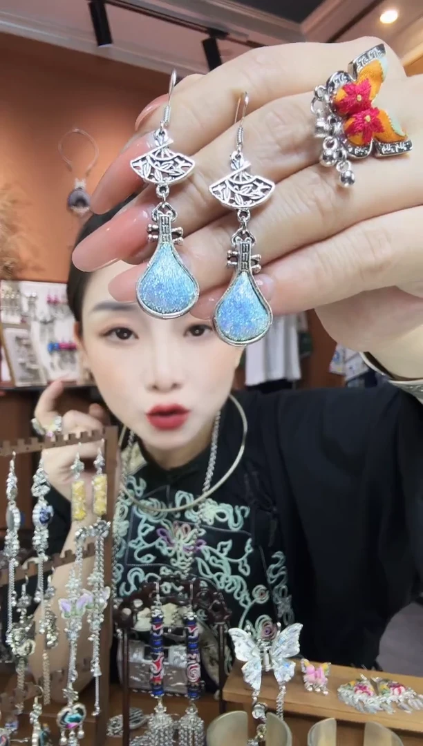 刺绣太****笑纯手工民族风耳环