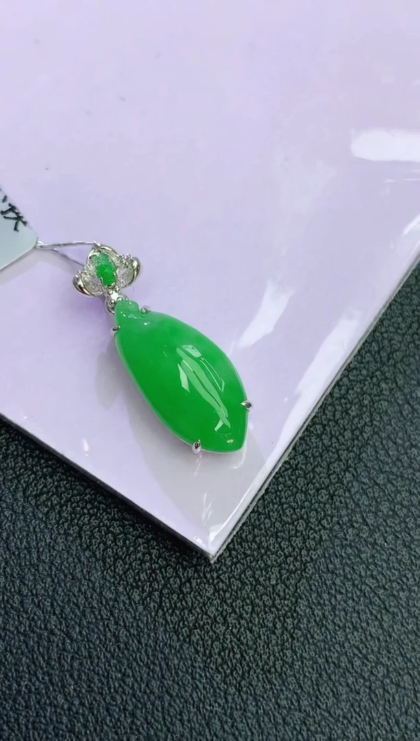 颈饰18K金镶嵌翡翠赠礼盒证书 麦麦