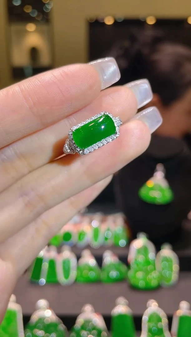 【闪购商品】翡翠吊坠(不含链)18K金镶嵌A34