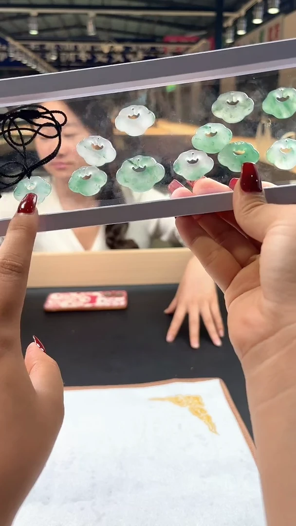 石英质玉（非洲翠）未镶嵌颈饰非洲翠/如意挂件/多样性发一件