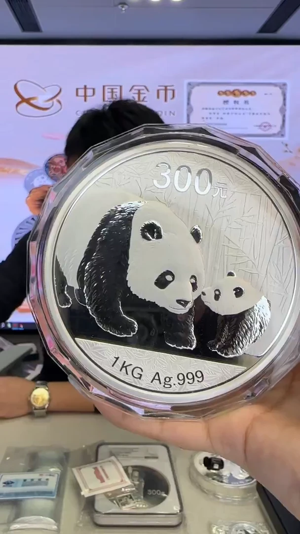 纯银2011版熊猫银币1公斤带证有盒