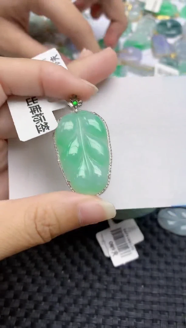 翡翠18K金镶嵌颈饰天然翡翠A货