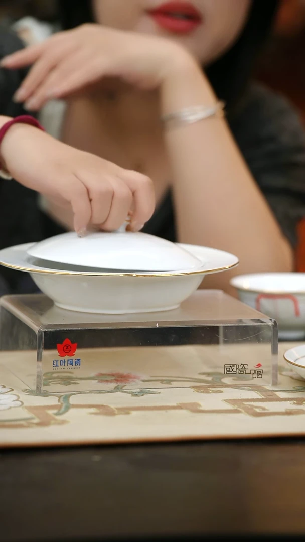 1个正价果果带盖桃形盅（套）