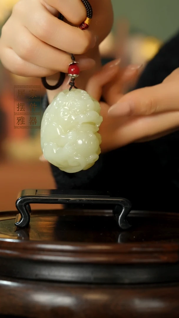 玉《貔貅抱球》摆件