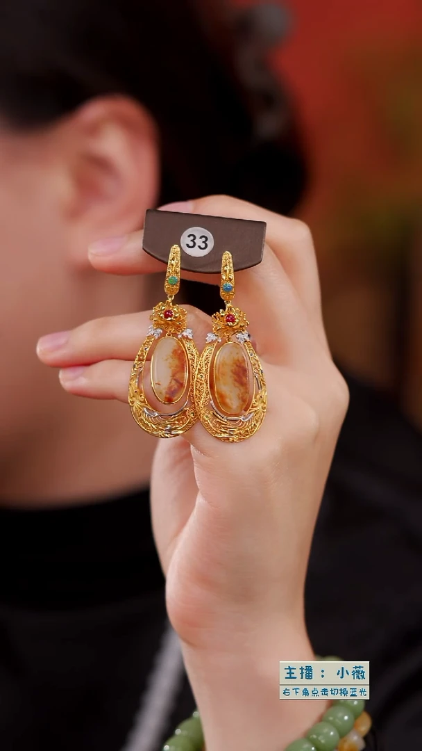 18K金镶嵌和田玉耳饰凤穿牡丹