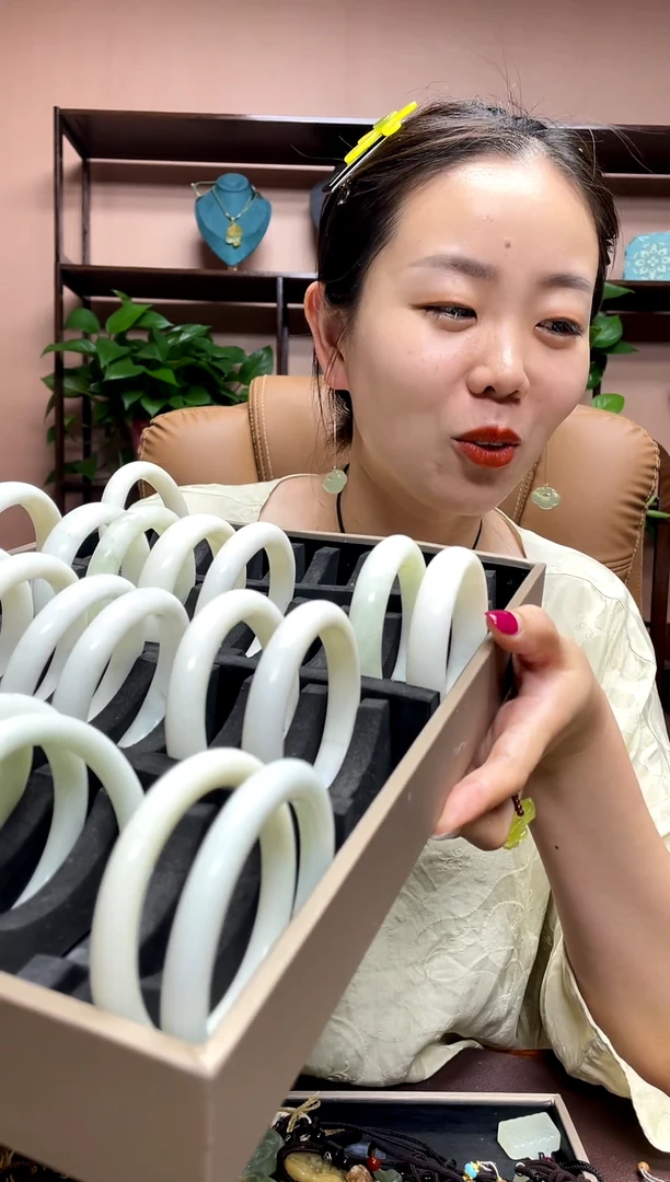 岫玉未镶嵌颈饰兰*·