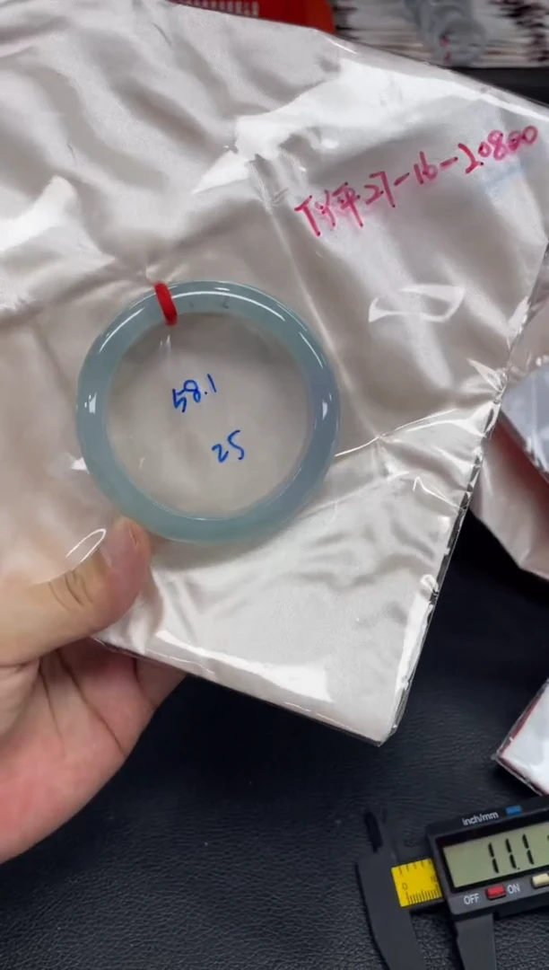 翡翠手镯未镶嵌翡翠手镯