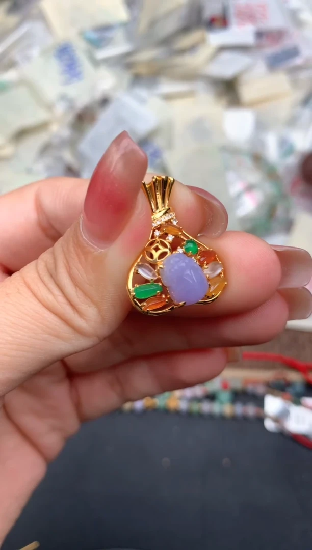 18K金镶嵌挂件翡翠一