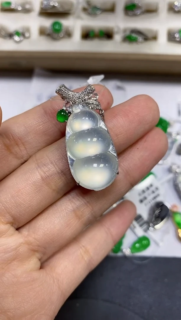 颈饰18K金镶嵌翡翠L***娜颈饰 18K金镶嵌 翡翠