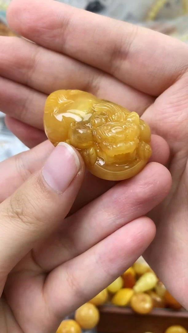 未镶嵌琥珀珠宝奇石92