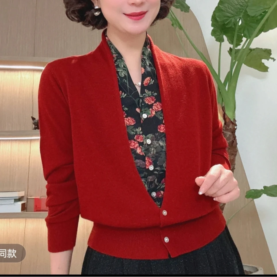 春秋季轻奢款中年女士减龄印花纽扣小衫2025年时尚修身百搭显瘦装