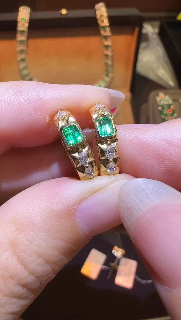 18K金镶嵌耳饰祖母绿0.31ct