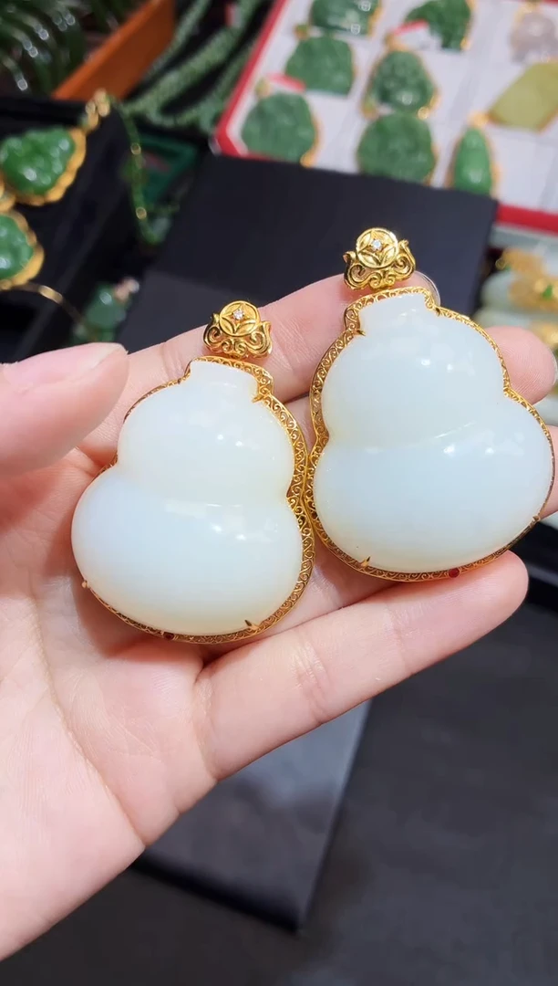 吊坠(赠链)18K金镶嵌和田玉多样性发一