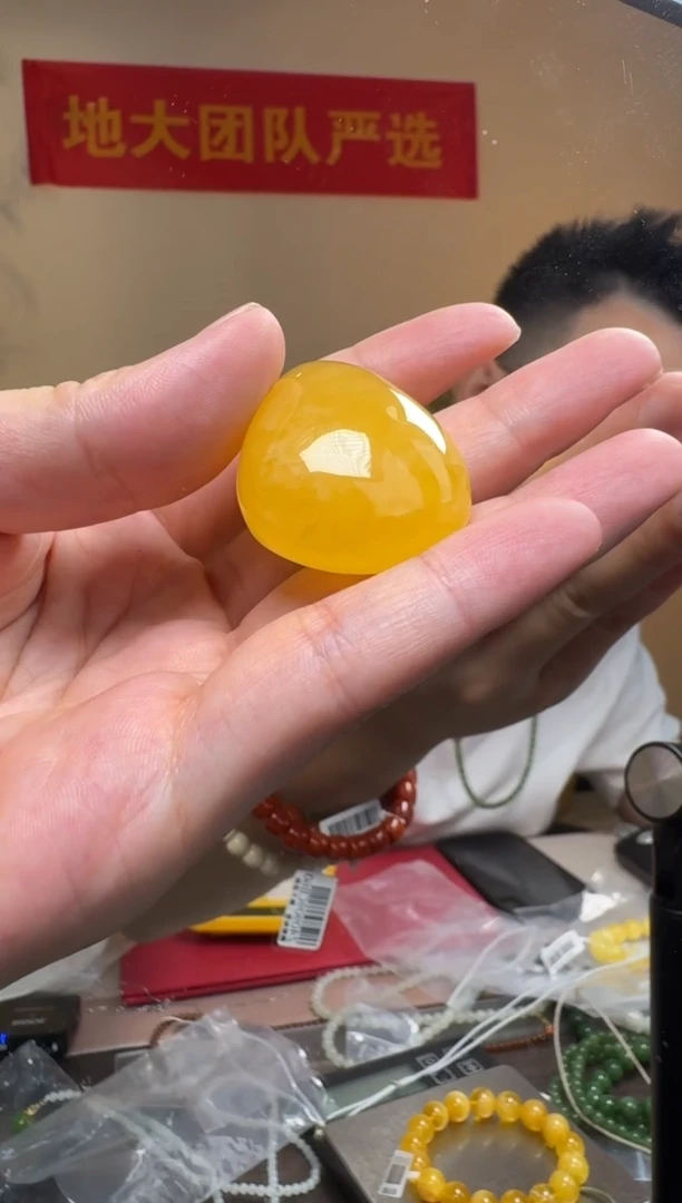 未镶嵌吊坠(不含链)琥珀俄料鸡油黄蜜蜡吊坠