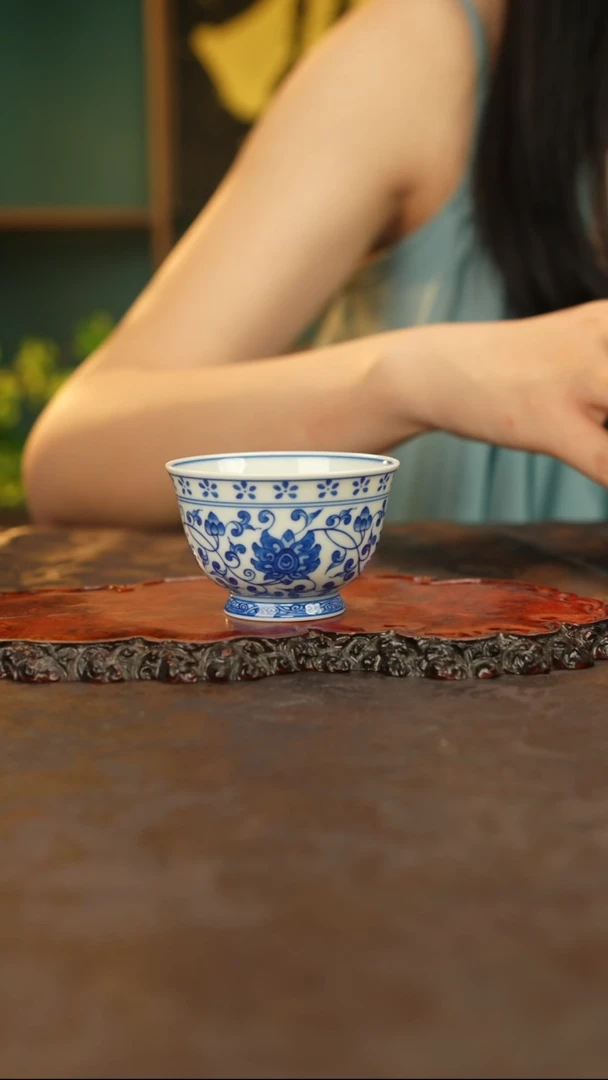 青花手绘缠枝主人杯