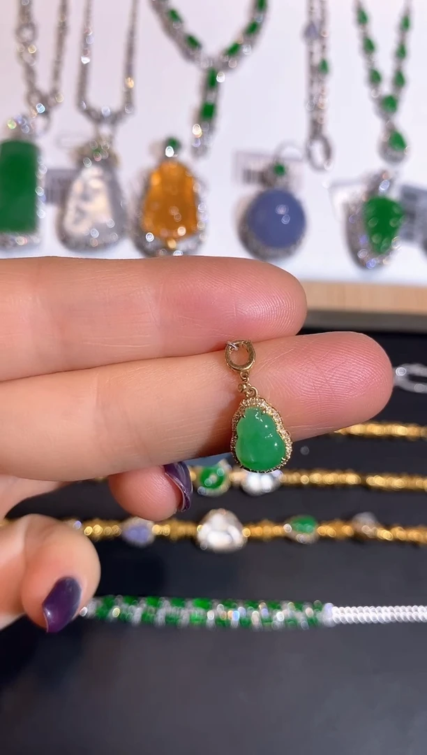 颈饰18K金镶嵌翡翠吊坠