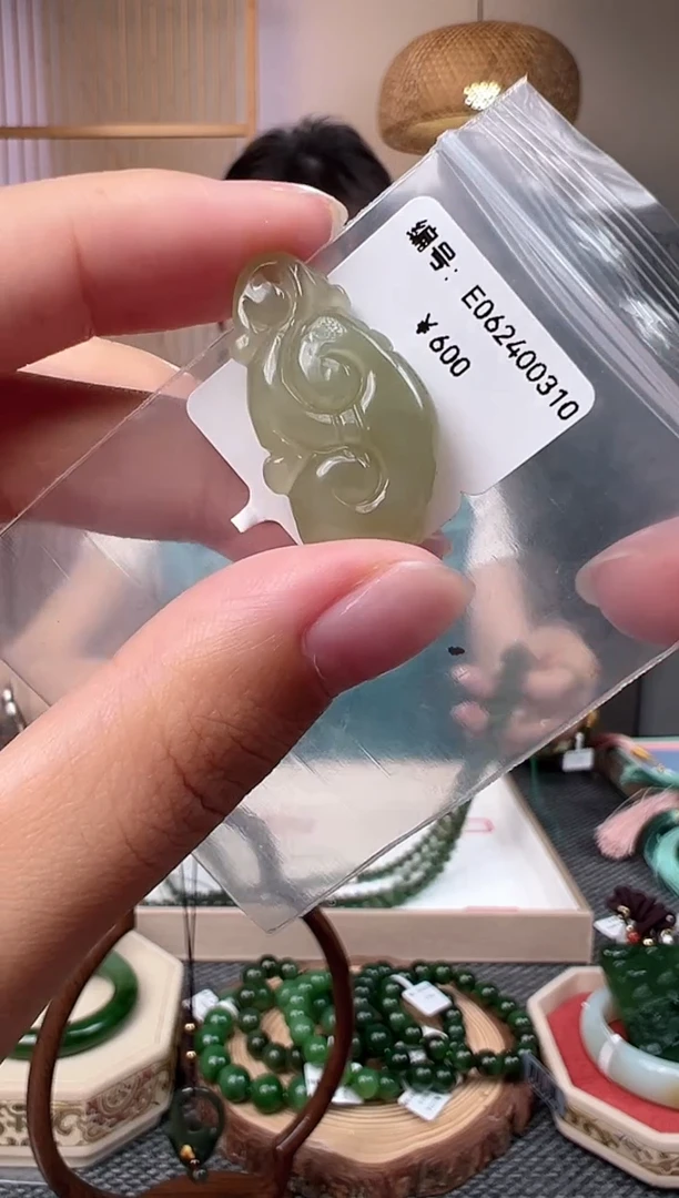 和田玉未镶嵌颈饰吊坠 E