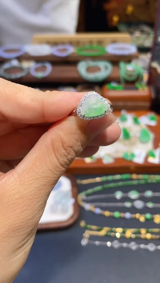 颈饰未镶嵌翡翠戒指