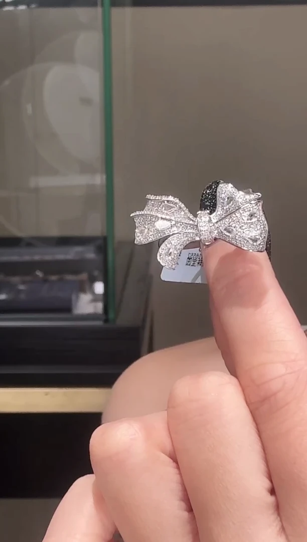 18K金镶嵌戒指钻石蝴蝶结钻石戒指两用款