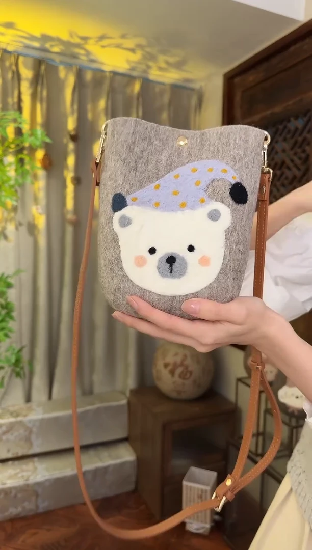 羊毛非遗纯手工包  手机包灰小熊