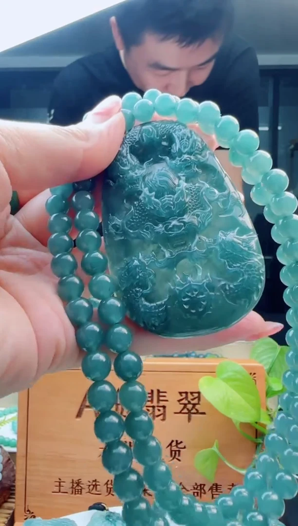 翡翠未镶嵌颈饰多样性发货其中一件