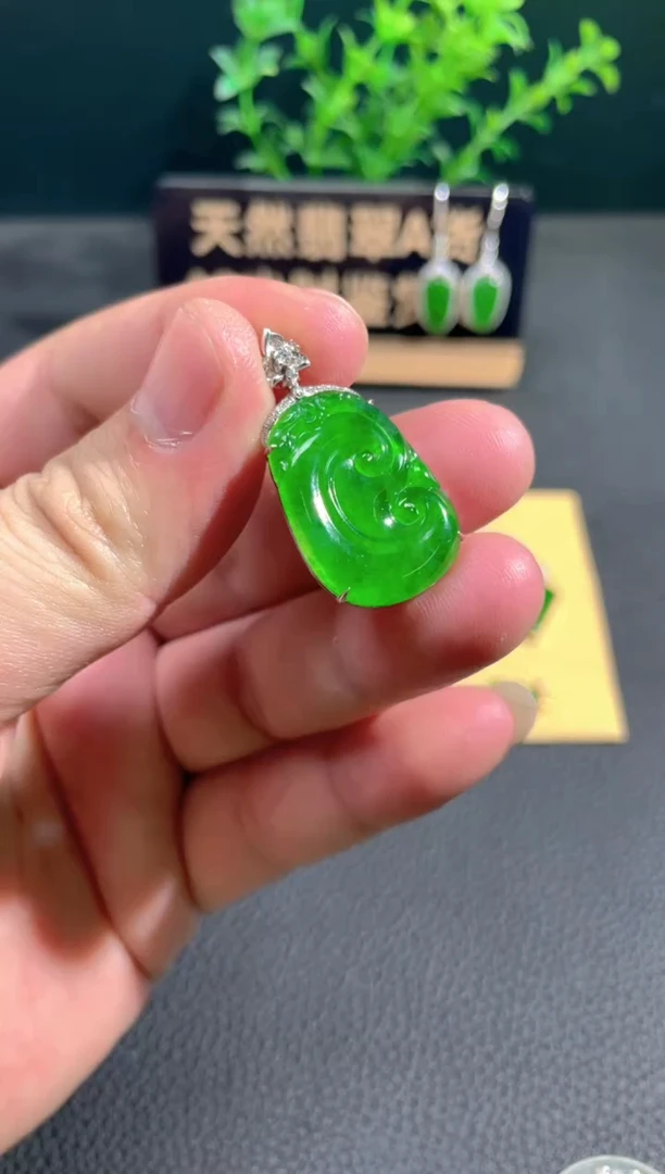 【闪购商品】翡翠颈饰18K金镶嵌翡翠