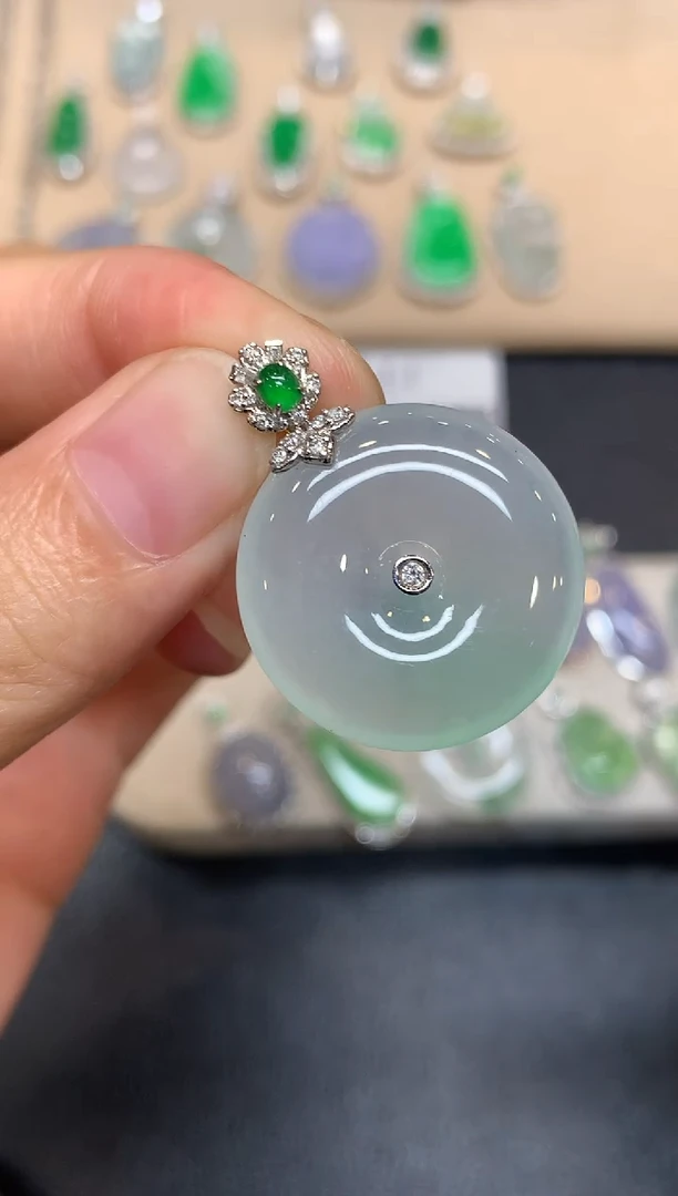 颈饰18K金镶嵌翡翠平安扣【无服务费