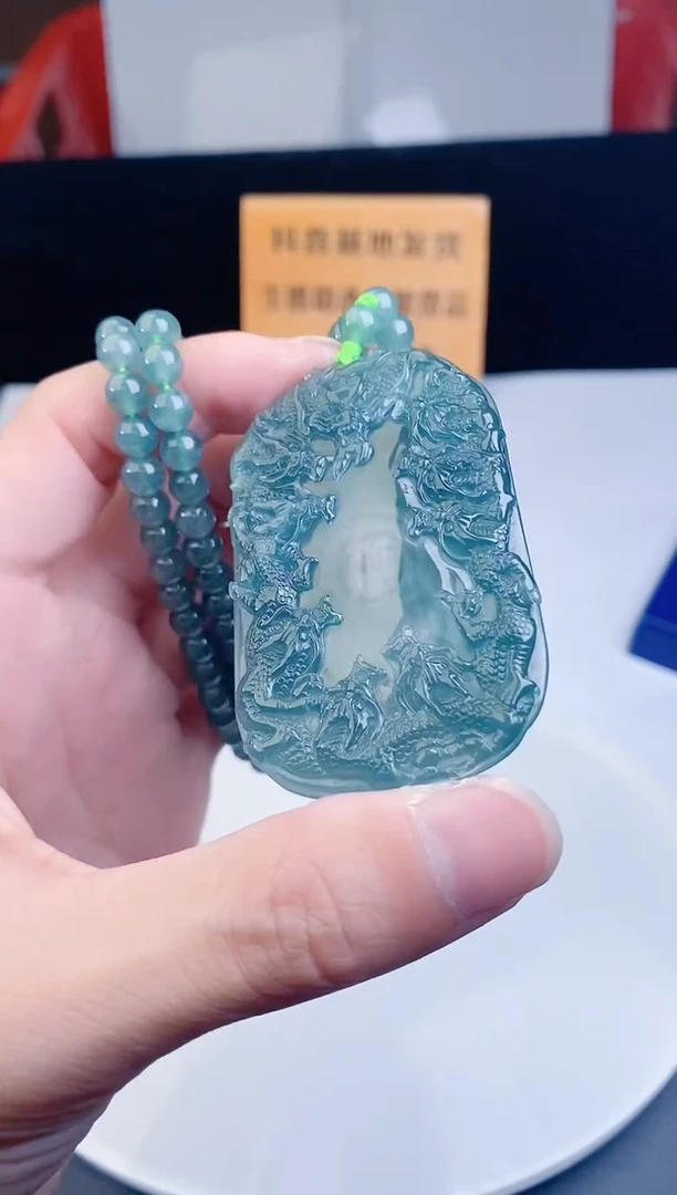 颈饰未镶嵌翡翠