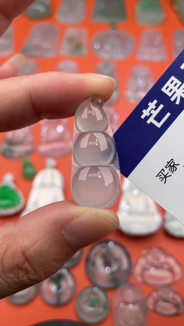 翡翠未镶嵌颈饰福豆