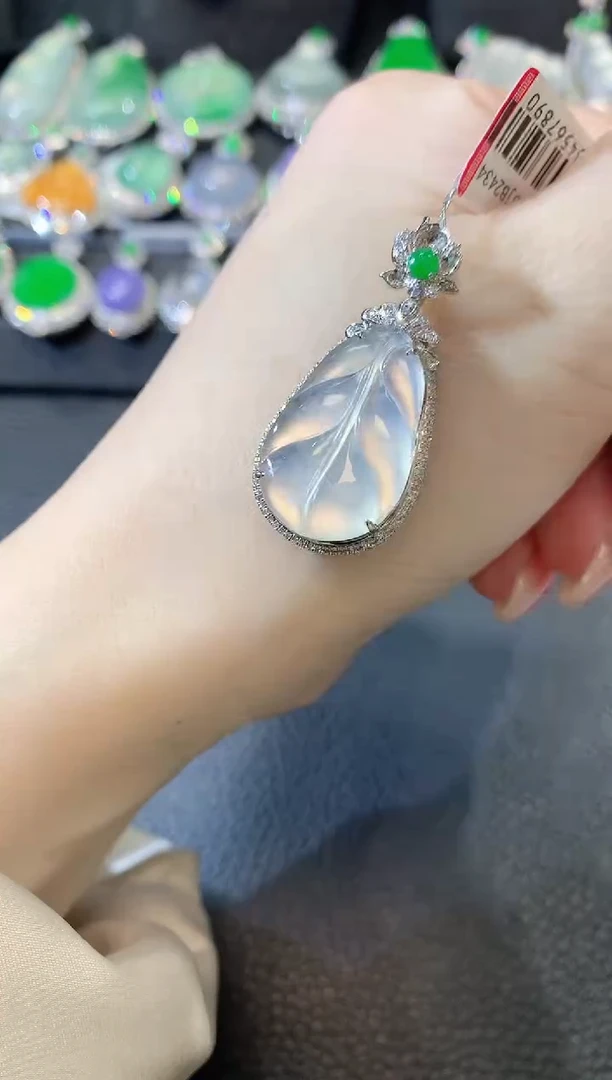 【闪购商品】翡翠吊坠(不含链)18K金镶嵌A18