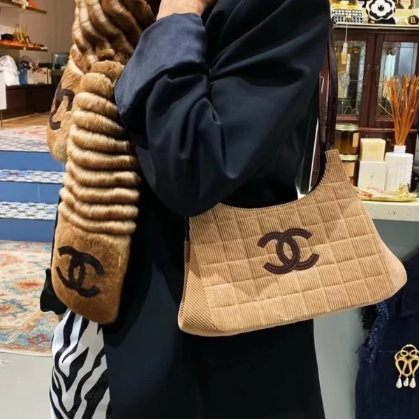 95新 Chanel/香奈儿 AZUL-卡其色灯芯绒腋下双C蛙口包/47361