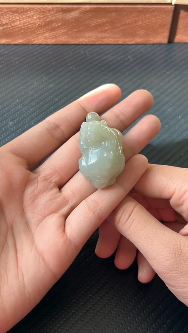 吊坠(赠链)未镶嵌和田玉且末微色差近矿