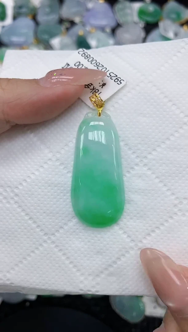 颈饰18K金镶嵌翡翠1111111111