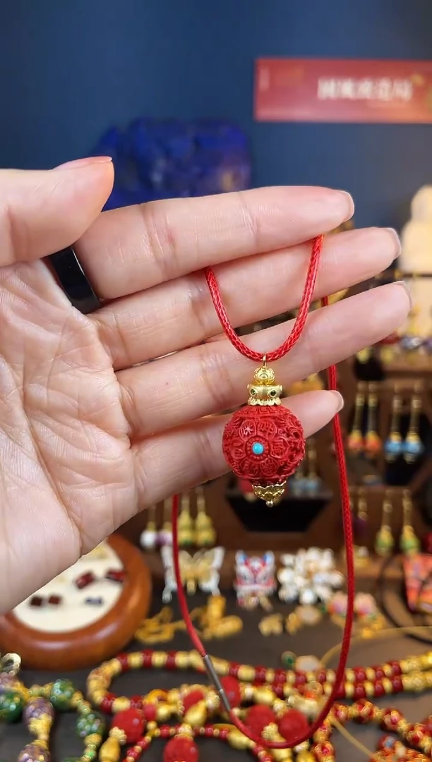【闪购商品】红红满雕工设计师款吊坠