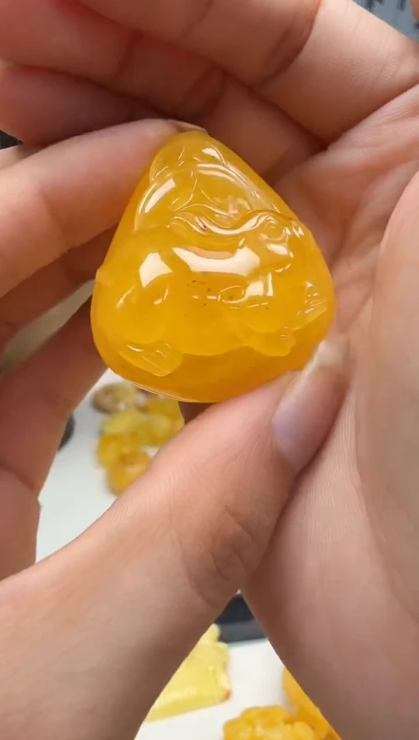 未镶嵌琥珀裸石如图