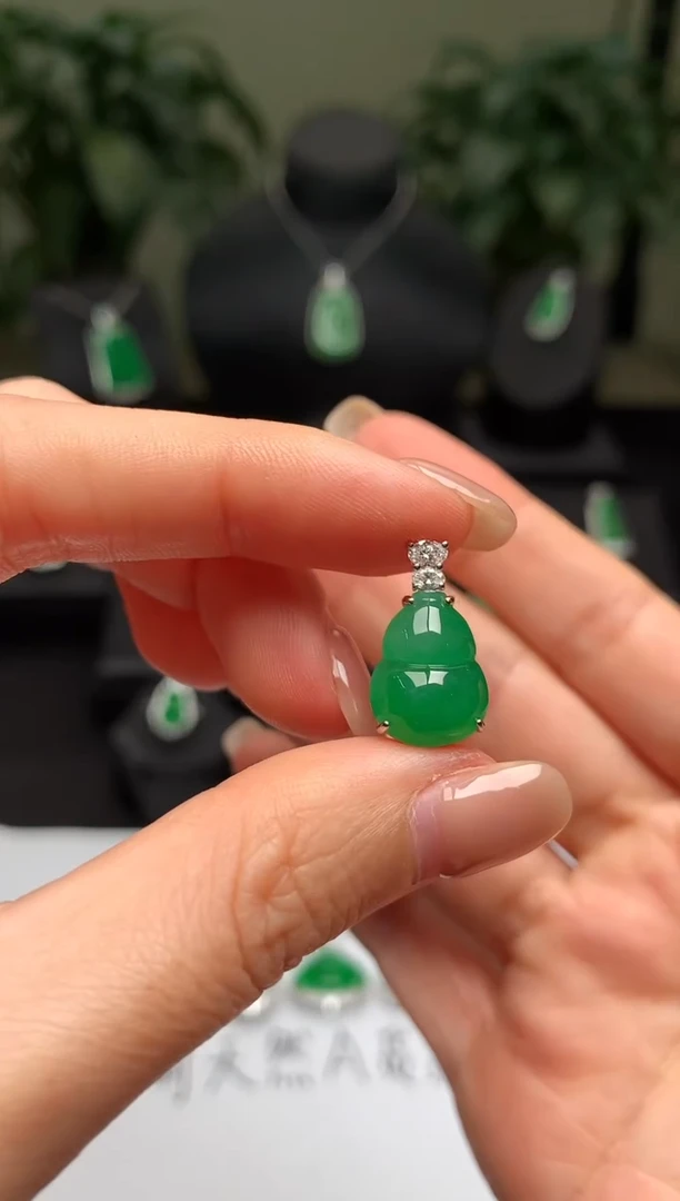 颈饰18K金镶嵌翡翠葫芦