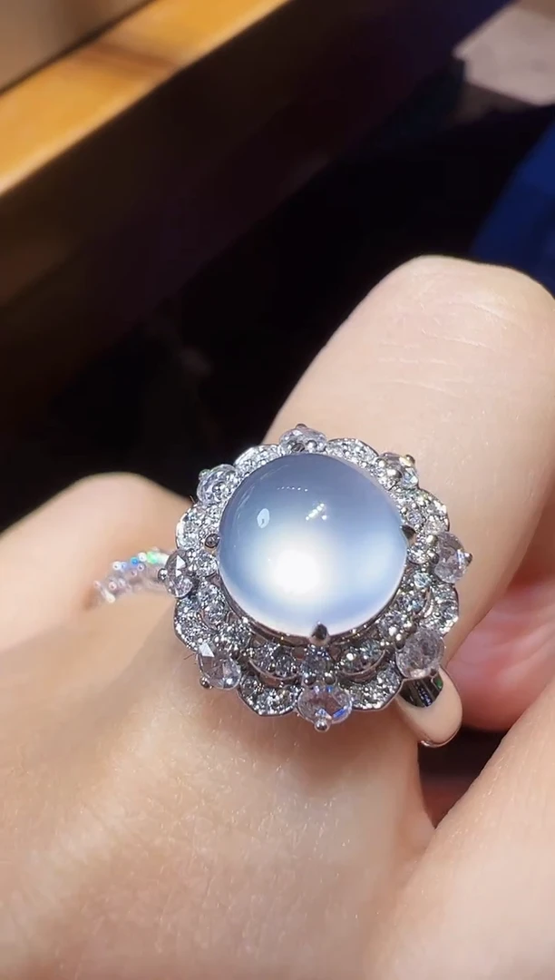 18K金镶嵌戒指翡翠蛋面