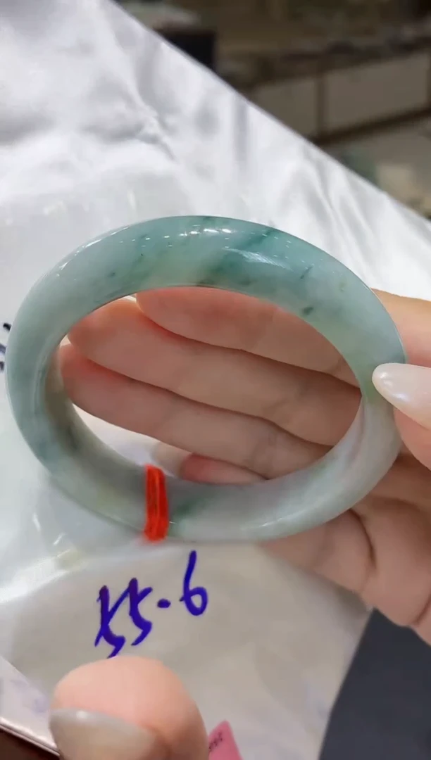 翡翠手镯未镶嵌翡翠手镯