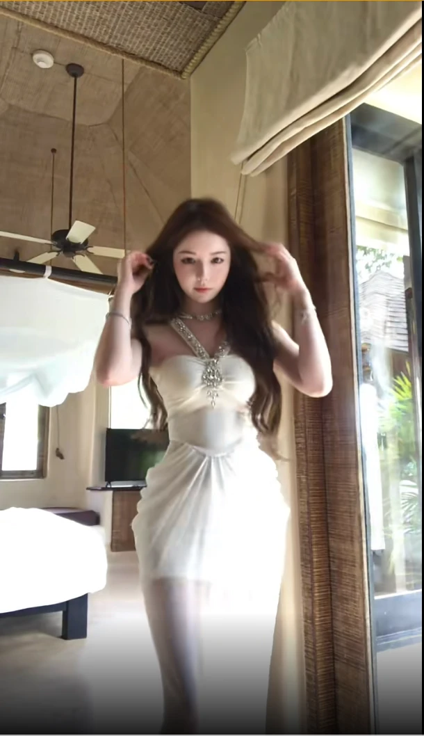 【希腊女神】2025夏季新款高级感重工镶钻挂脖连衣裙女蕾丝拼接长裙