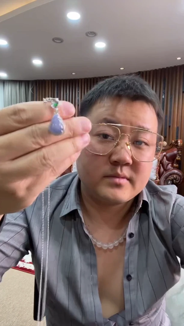 颈饰18K金镶嵌翡翠吊坠