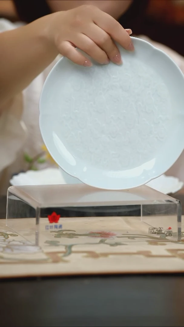 1个正价8寸影青雕刻祥云荷口碟